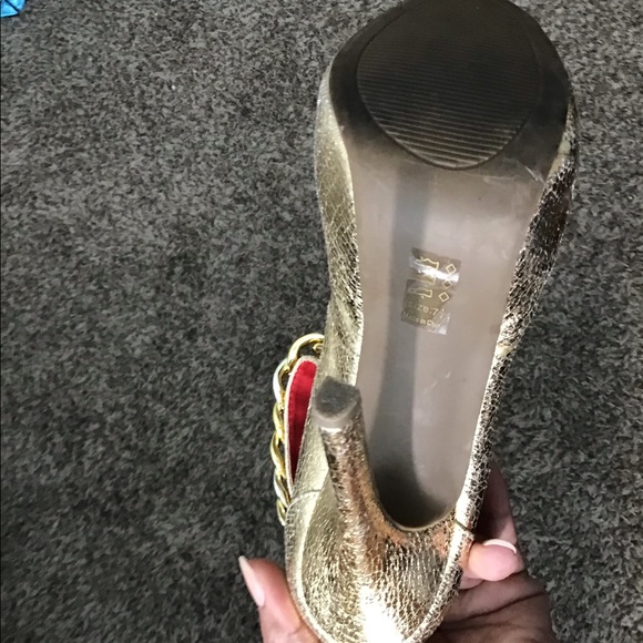 Gold high strapped pumps - Picture 7 of 7